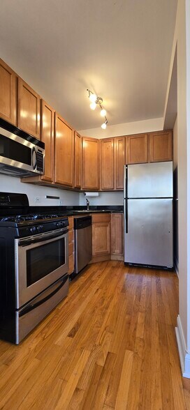 Building Photo - 6812 N Wayne Ave