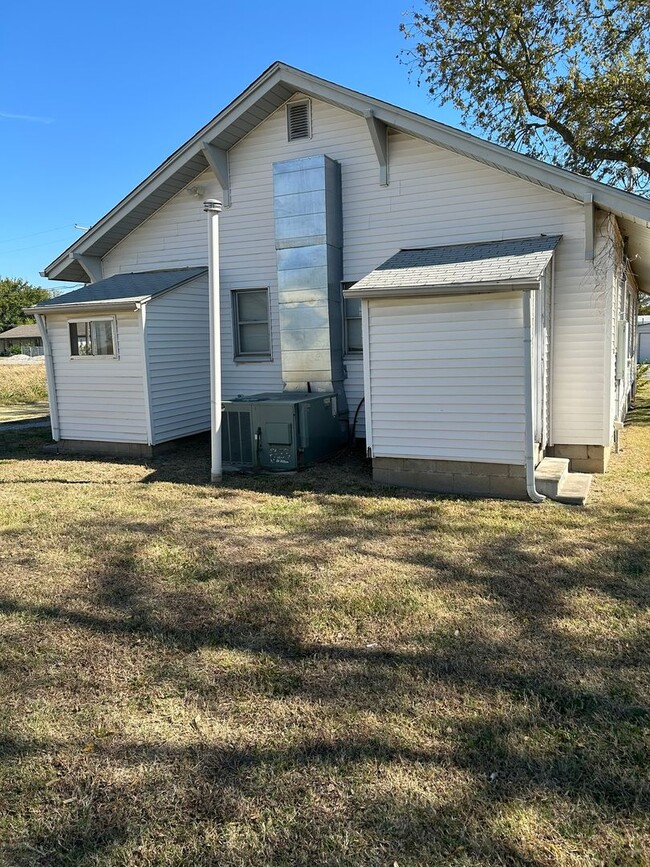 Building Photo - Nice 2 or 3 bedroom with covered front porch.