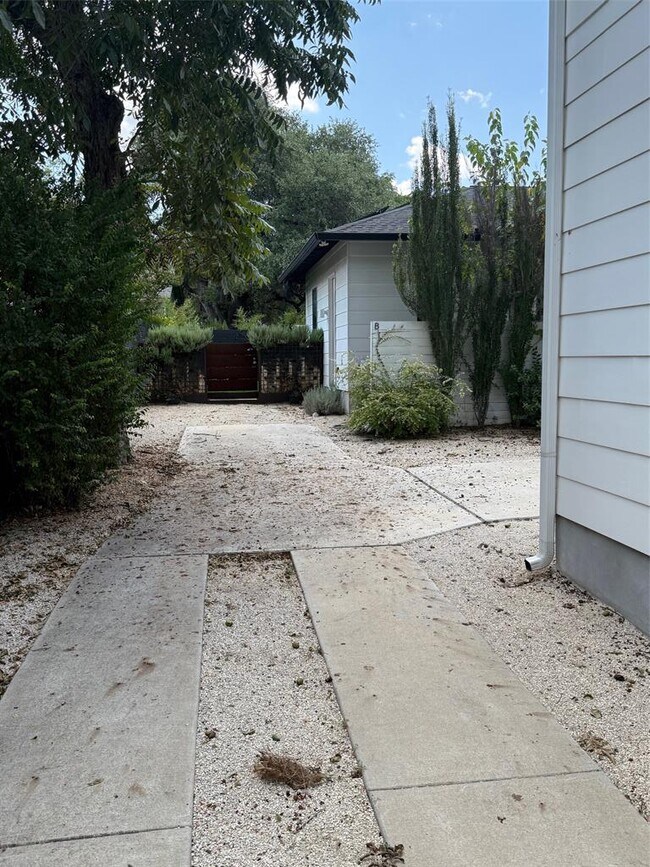 Primary Photo - 905 W Johanna St