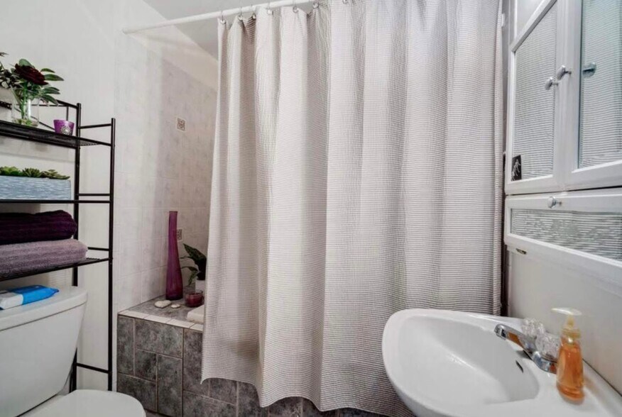 Full bath - 319 Church St