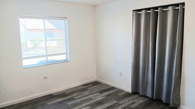 Building Photo - 2724 Hidden Lake Blvd