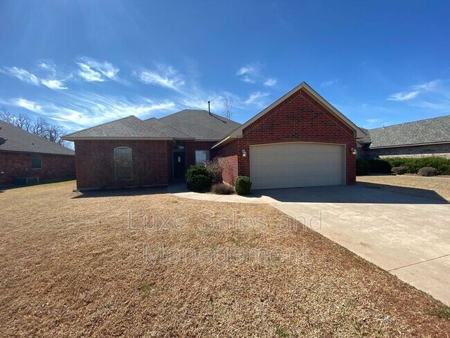 Primary Photo - 640 E Linden Ln