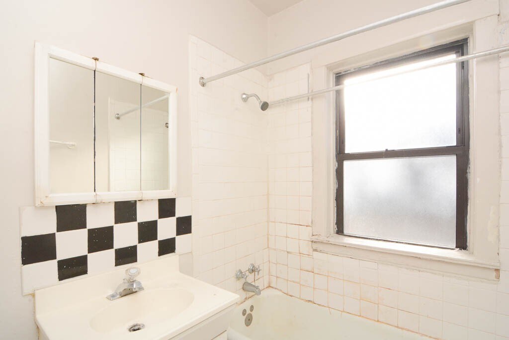 Building Photo - 1033 Dempster St