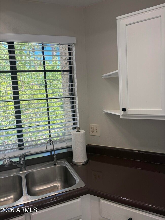 Building Photo - 930 N Mesa Dr