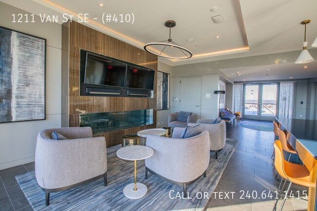 Building Photo - 1211 Van St SE