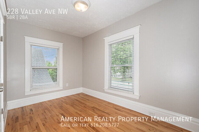 Building Photo - 228 Valley Ave NW