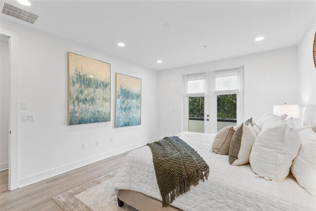 Building Photo - 218 Park Lake St