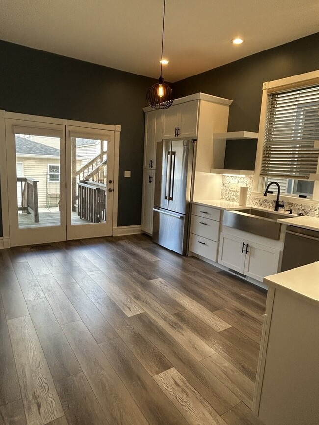 Building Photo - 1926 W Warner Ave