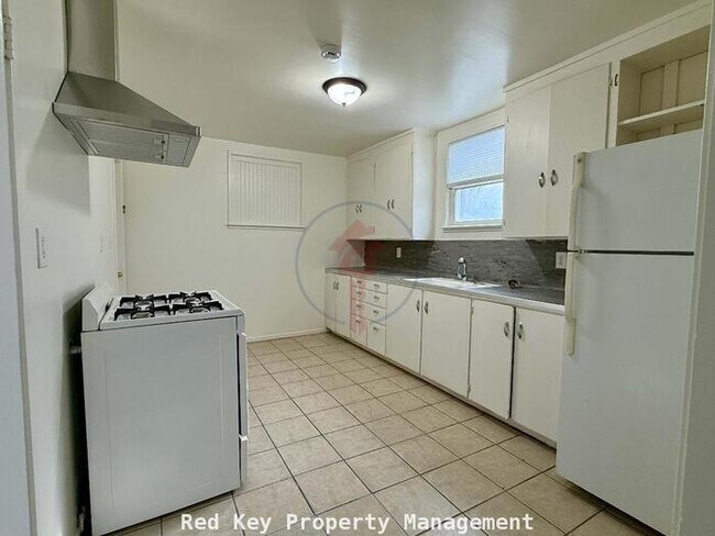 Building Photo - Utah Ave Triplex #2