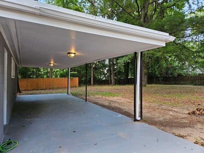 Building Photo - Charming 3 bedroom