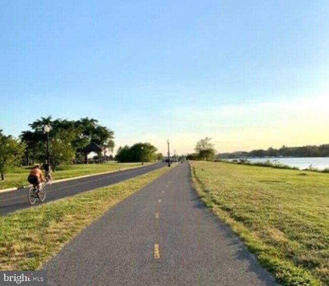 Building Photo - 1416 22nd St SE