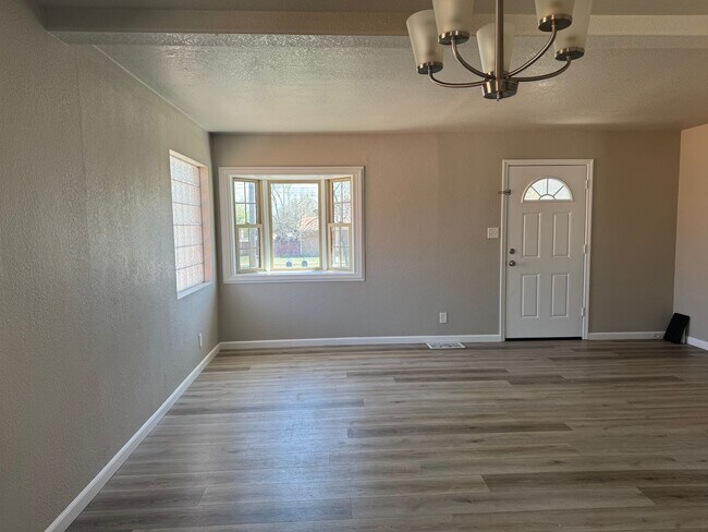 Building Photo - Near the heart of downtown 3 bedroom, 2 ba...