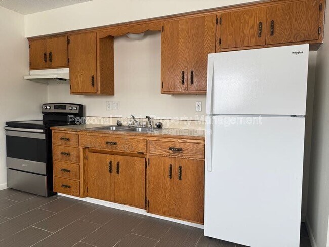 Building Photo - 912-18 1/2 18 1/2 St S