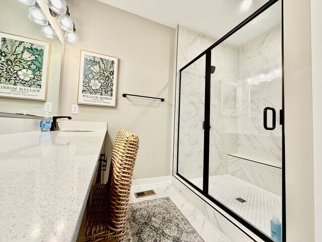 Building Photo - Central, luxury townhome in the heart of Liberty