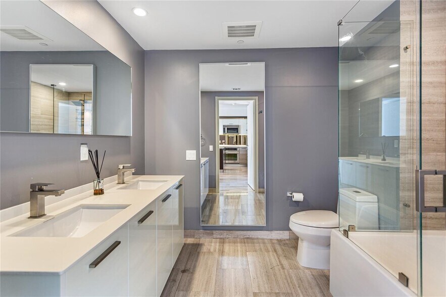 Building Photo - 1300 Brickell Bay Dr