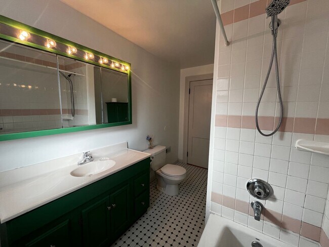 Building Photo - Charming 2-Bedroom First Floor Apartment i...