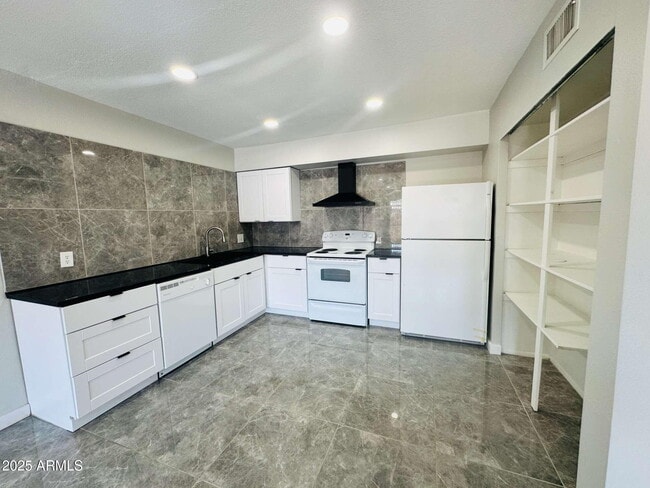 Building Photo - 2675 E Silk Oak Dr