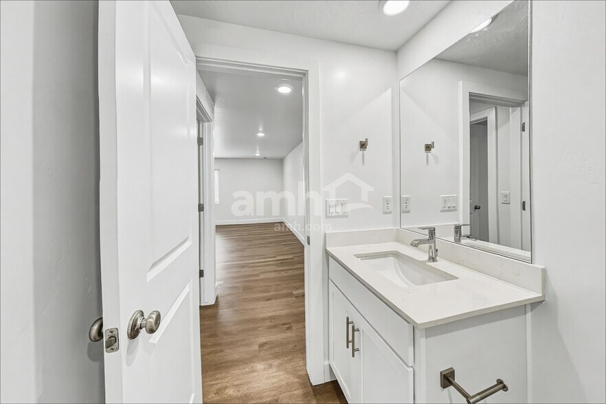 Building Photo - 5498 Damfield Ln