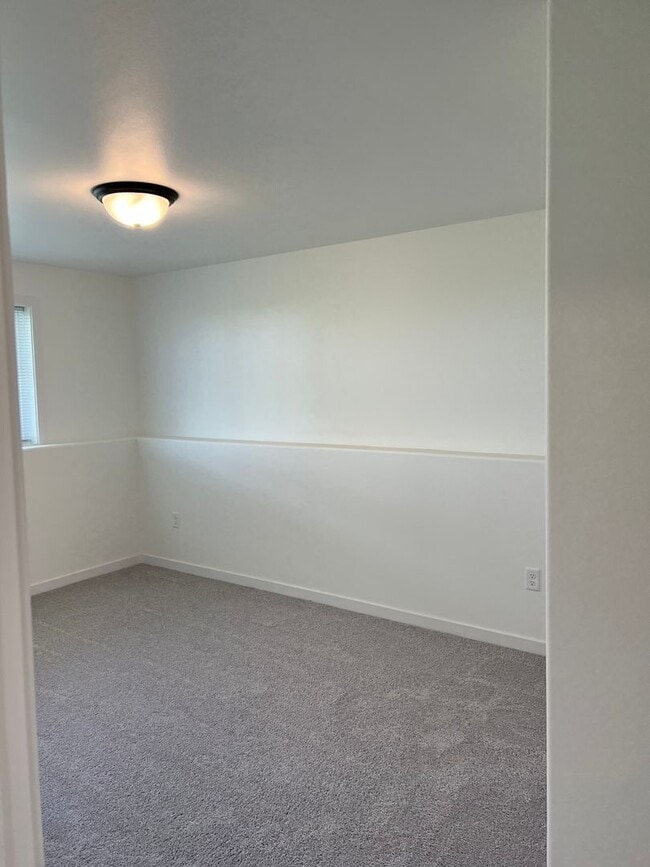 Building Photo - 4 Bed 3 Bath Single Family Home