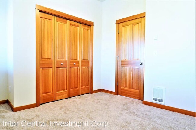 Building Photo - 4533 41st Ave SW