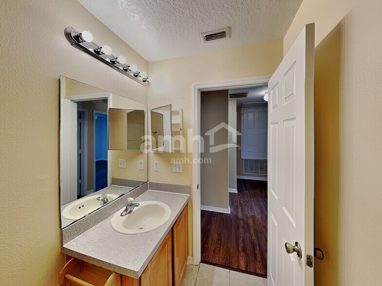 Building Photo - 357 Sky Valley St