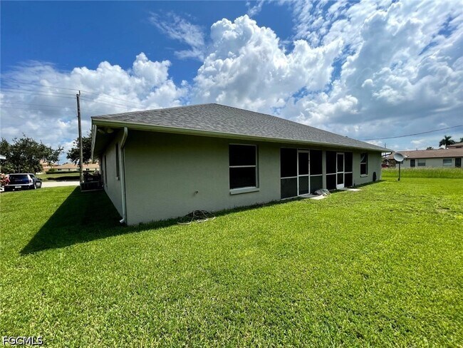 Building Photo - 908 Cape Coral Pkwy W