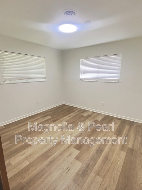 Building Photo - 1305 Robinwood Dr