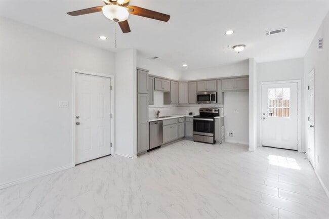 Building Photo - 11623 Waldemar Dr