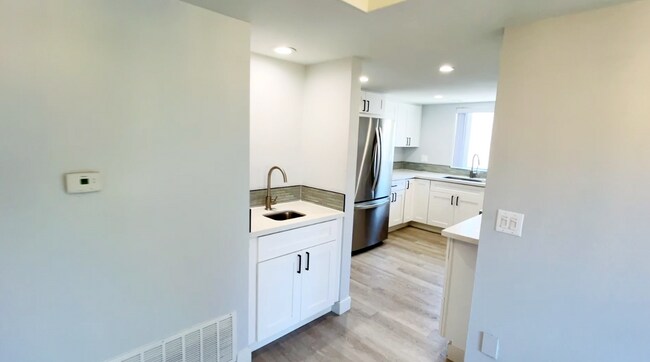 Building Photo - Sun-Drenched Tri-Level Townhome Just Minutes from UCSD & Westfield UTC!