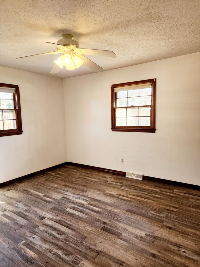 Building Photo - 4 Bedroom, 2 Bath, 2 Car Garage Home for R...