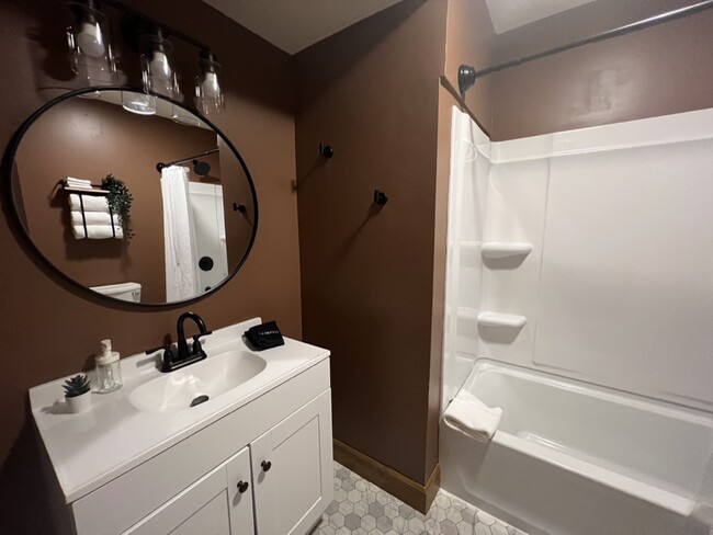 shared bath, by 2nd bedroom - 1203 E Edwards Ave