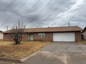 Building Photo - Spacious 3 bedrooms 2 bath family home