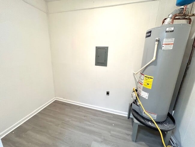 Building Photo - Coming Soon-2/5/26!- Charming 3- bedroom home with a move in special!