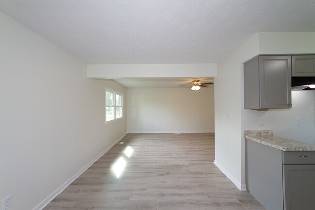Building Photo - Updated 3 bedroom 1.5 bath home in desirab...