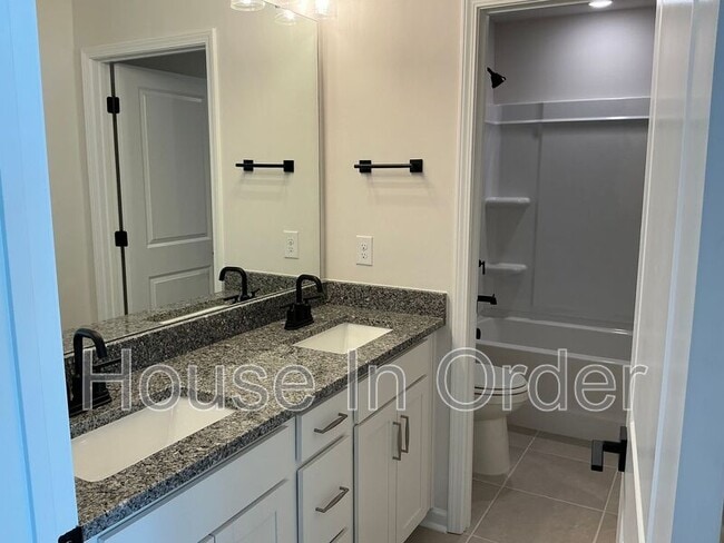 Building Photo - 41 Silverthorne Ct