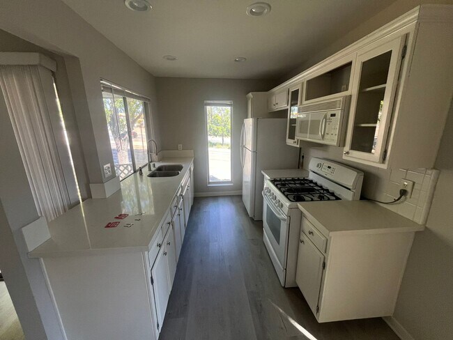 Building Photo - Spacious 2 Bed / 1 Bath Upstairs Condo in San Carlos – Utilities Included!