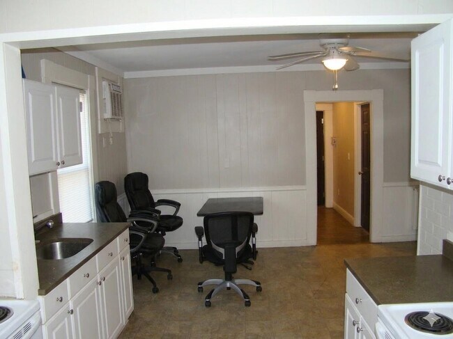 Building Photo - 86 School St