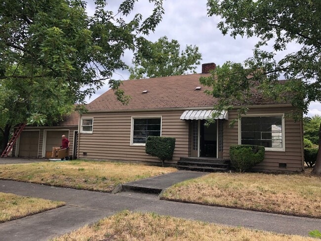 Primary Photo - Campus 4 bedroom Available in December