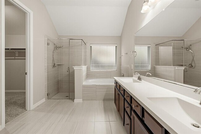Building Photo - 24315 Devon Park Dr
