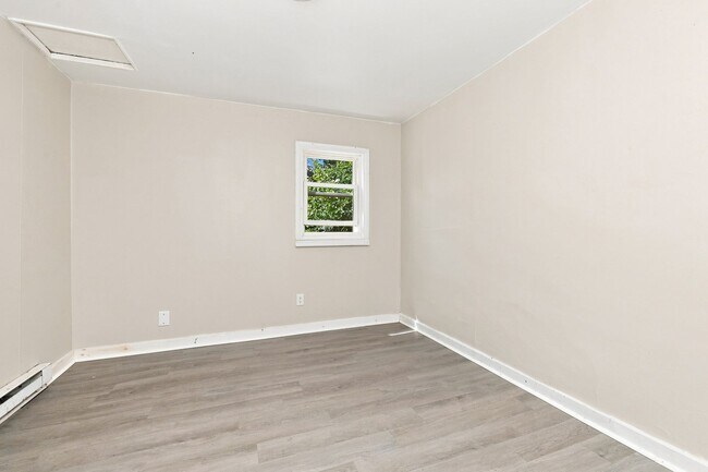 Building Photo - Two bedroom one bathroom single home in Springfield!