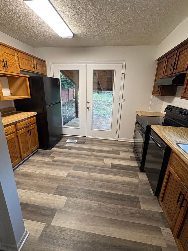 Building Photo - Renovated 2 bedroom duplex ready for move-in!