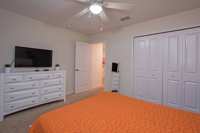 Building Photo - 4728 Sleepy Hollow Dr