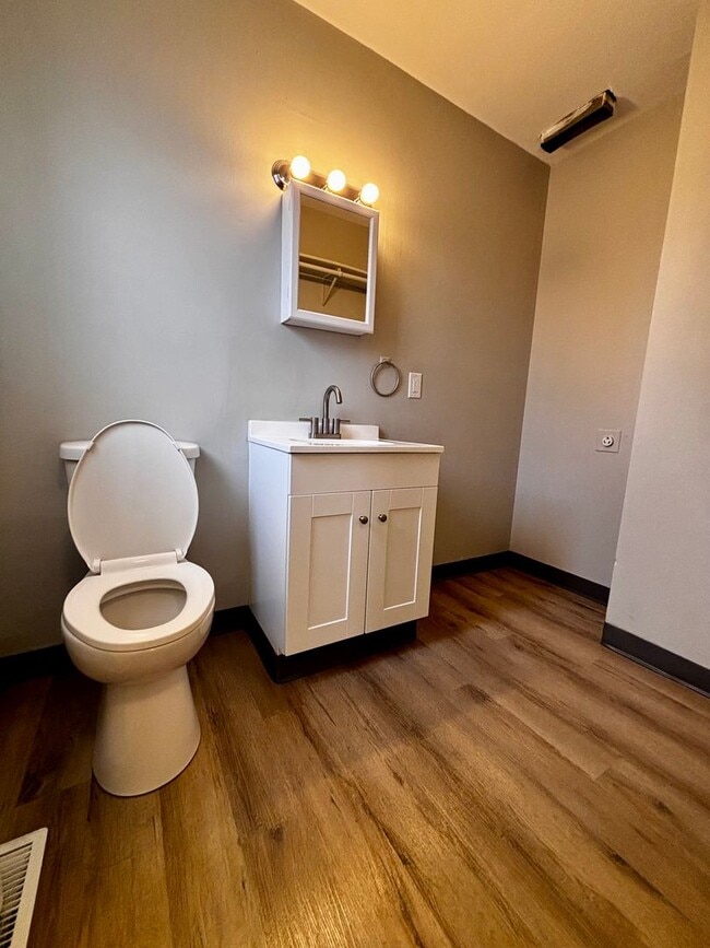 Building Photo - Newly Renovated 2 bedroom 1.5 bath townhou...