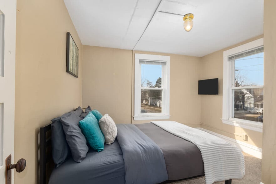 Building Photo - 1059 Watson St SW