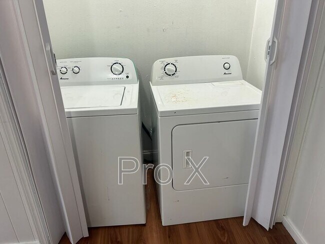 Building Photo - 409 Park St