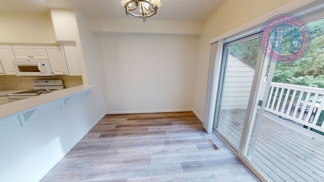 Building Photo - Updated Beatiful Townhome! Large open Kitc...
