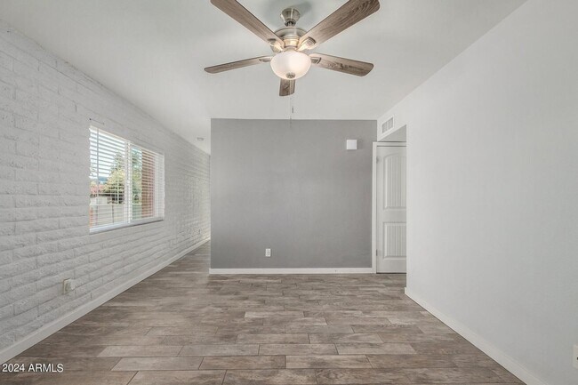 Building Photo - 1118 S McClintock Dr