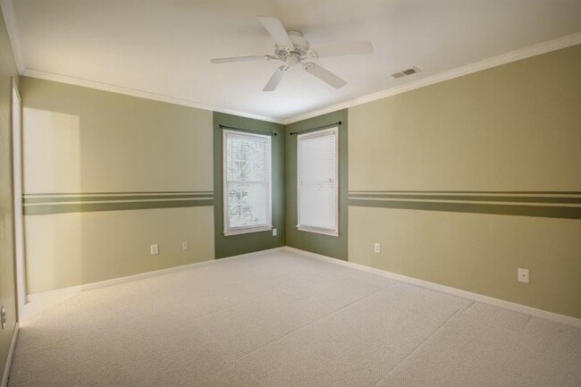 Building Photo - 1050 Knoll Terrace