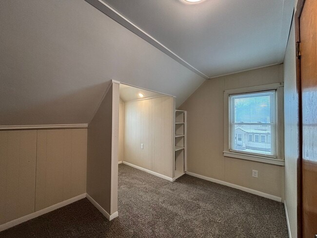 Building Photo - 3 Bedroom 1.5 Bath House - Parking/Laundry Hook-Ups!