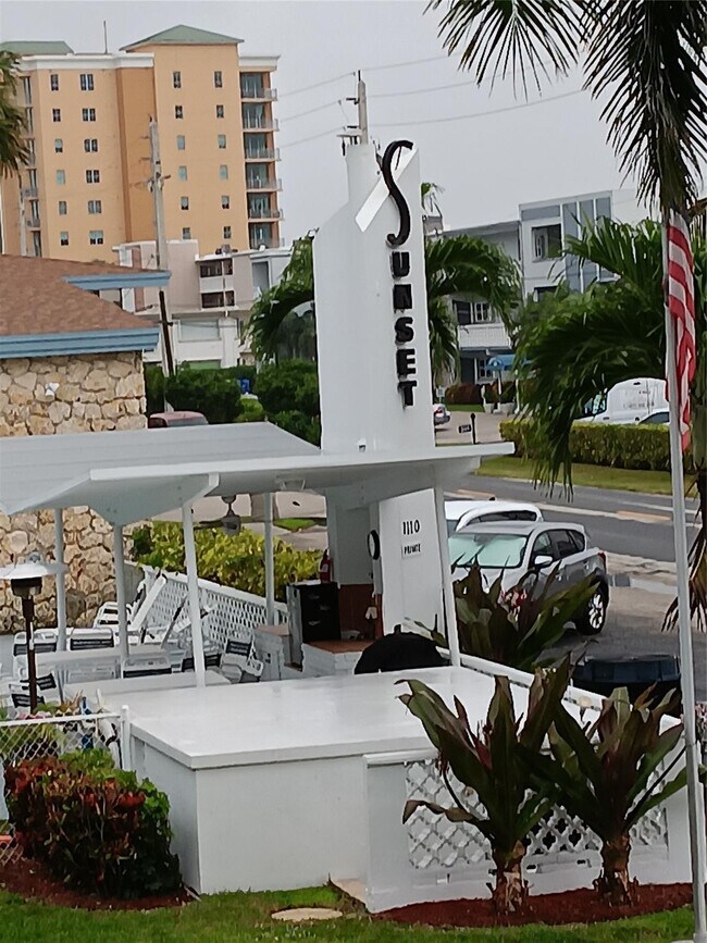 Primary Photo - 1110 N Riverside Dr